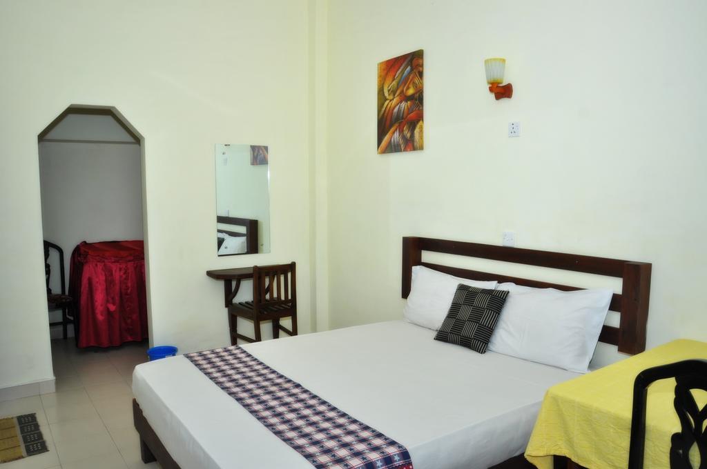 Blumarine Guest House Negombo Quarto foto